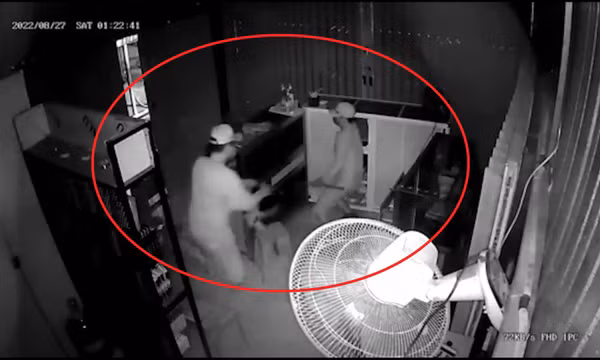 Hai tên trộm đột nhập cửa hàng điện thoại bất chấp hệ thống báo động