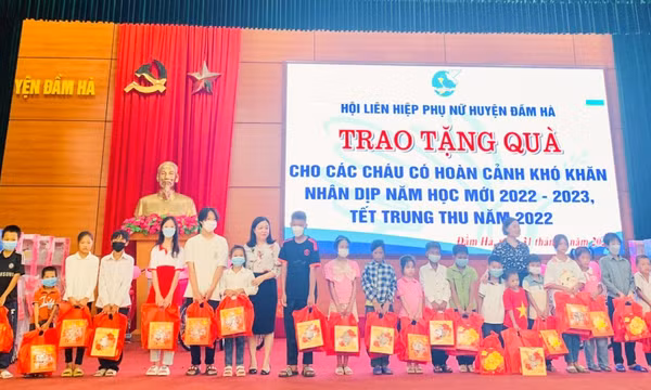 Đầm Hà: Trao quà cho học sinh có hoàn cảnh khó khăn
