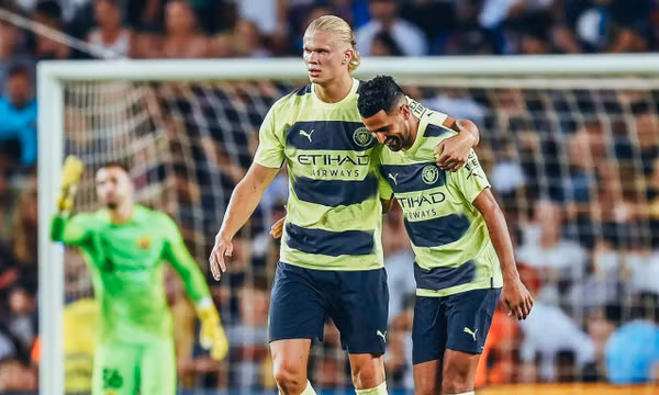 Haaland góp công giúp Man City thoát thua Barca
