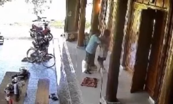 Cách hết chức vụ trong Đảng đối với nam cán bộ xã bị tố sàm sỡ nữ sinh