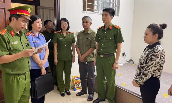 Nữ khách dùng CMND giả lập thẻ tín dụng, chiếm đoạt hơn 76 triệu đồng