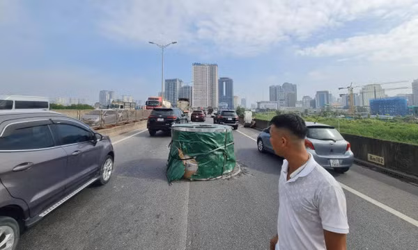 Xe tải làm rơi cuộn thép ở vành đai 3: Tài xế có thể bị phạt thế nào?