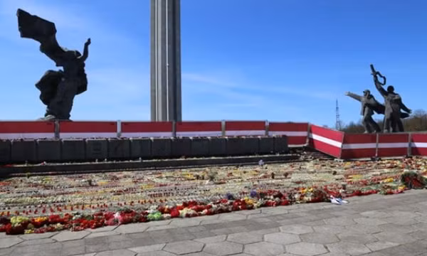 Latvia giải tán biểu tình phản đối phá dỡ tượng đài thời Liên Xô
