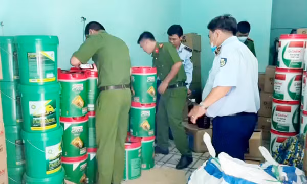 Phát hiện số lượng "khủng" dầu nhớt tại An Giang có dấu hiệu giả