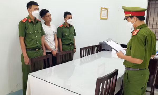 Bắt khẩn cấp đối tượng dùng rựa tấn công Công an