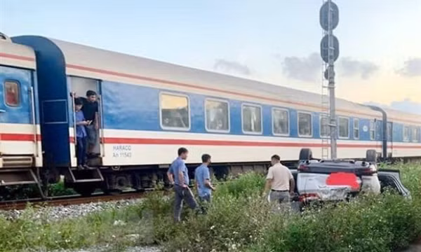 Tàu hỏa đâm văng ôtô 5 chỗ, 6 người may mắn thoát nạn