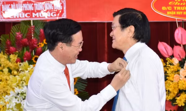 Nguyên Chủ tịch nước Trương Tấn Sang đón nhận Huy hiệu 50 năm tuổi Đảng