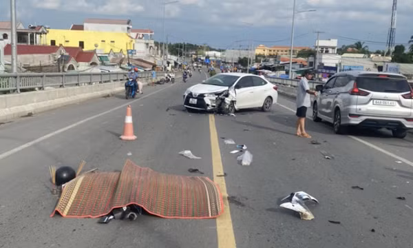 Nam thanh niên tử vong sau cú đối đầu với ôtô trên cầu Mang Thít