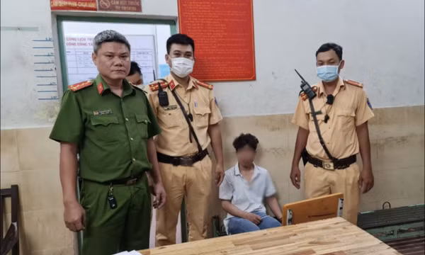 CSGT khống chế tên cướp giật điện thoại