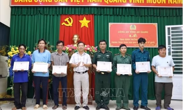 Khen thưởng đột xuất 6 người dân dũng cảm cứu nhóm người Việt Nam trốn khỏi sòng bạc ở Campuchia