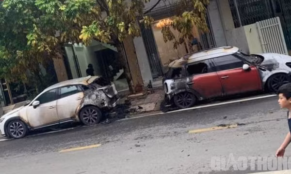 Hai ô tô bị cháy trong đêm khuya ở Lào Cai chưa rõ nguyên nhân