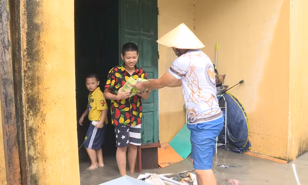 Nghĩa cử cao đẹp trong mưa lũ 
