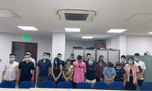 Xử lý 19 thanh niên ôm bình khí cười “bay lắc” trong quán karaoke