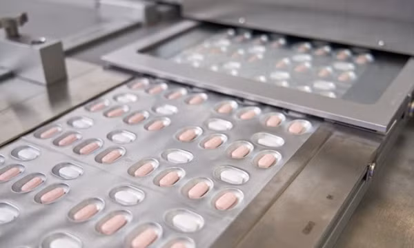 Thuốc điều trị COVID-19 của Pfizer ít hiệu quả với người trẻ tuổi