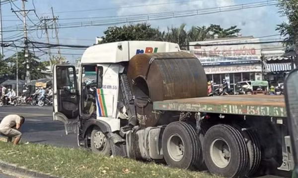 Ẩn hoạ từ xe đầu kéo chở thép cuộn chằng buộc sơ sài