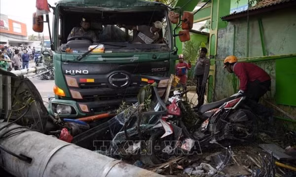 Xe tải đâm vào tháp viễn thông ở Indonesia, 10 người thiệt mạng