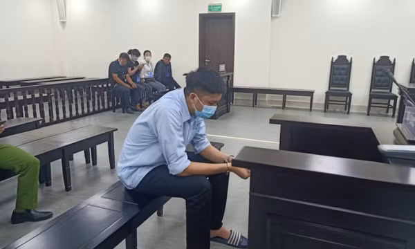 Lừa “chạy” trắng án cho con bạc, chiếm đoạt tiền tỷ