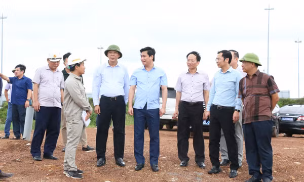 Chủ tịch UBND tỉnh khảo sát điều chỉnh quy hoạch chung TX Quảng Yên