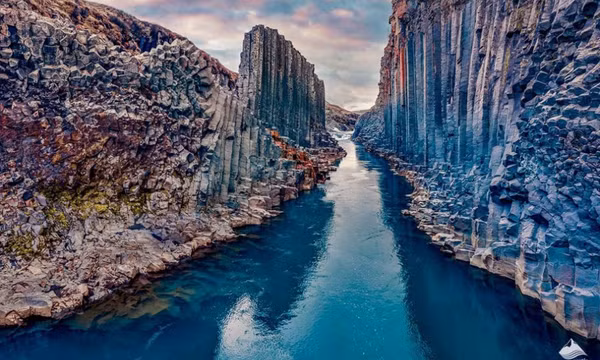 Hẻm núi đẹp siêu thực ở Iceland