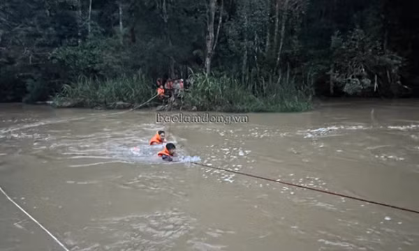 Lâm Đồng: Giải cứu 10 thiếu niên mắc kẹt giữa rừng trong mưa lũ