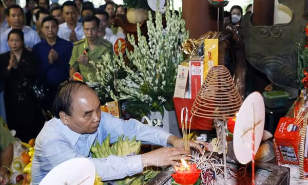 Chủ tịch nước dâng hương kỷ niệm 53 năm ngày mất của Chủ tịch Hồ Chí Minh