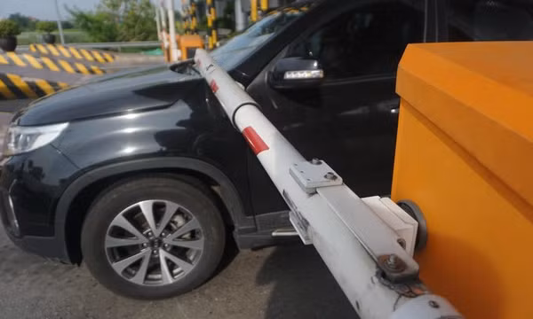 Nhiều tài xế bức xúc vì sự cố barie khi qua làn ETC Trạm Pháp Vân - Cầu Giẽ