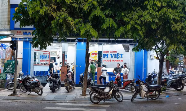 “Ngáo đá” dùng búa lao vào đập tủ tiệm vàng