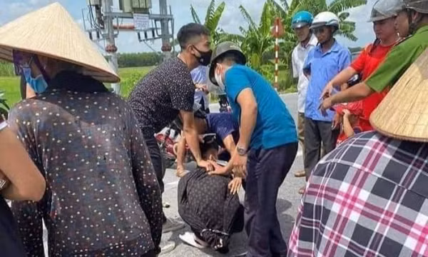 Nam sinh lớp 10 bị đâm tử vong khi đang đi học về
