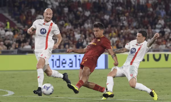 Dybala đưa Roma lên đỉnh bảng