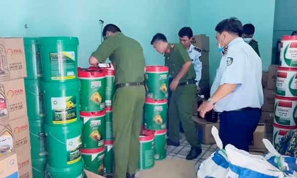 Bắt đối tượng kinh doanh hàng nghìn lít dầu nhớt giả nhãn hiệu nổi tiếng