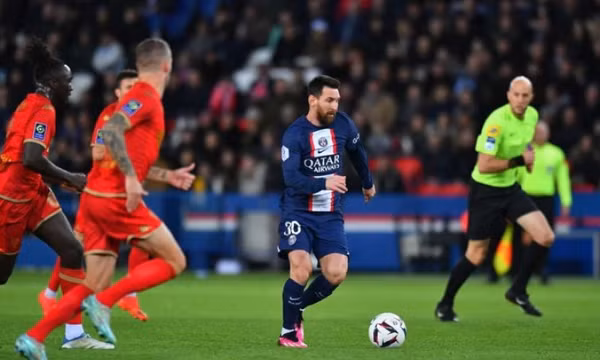 Messi bắt kịp thành tích ghi bàn cấp CLB của Ronaldo