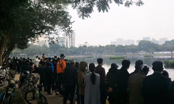 Cảnh sát lặn tìm người nghi mất tích dưới hồ Thiền Quang 