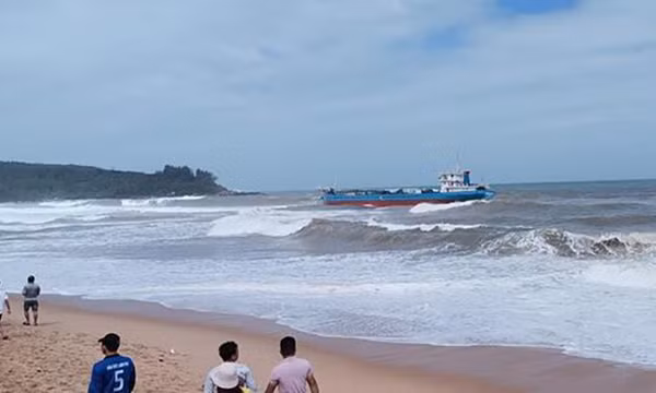 Tàu Hoàng Gia 46 đã gãy đôi, Quảng Ngãi họp khẩn ứng phó tràn dầu
