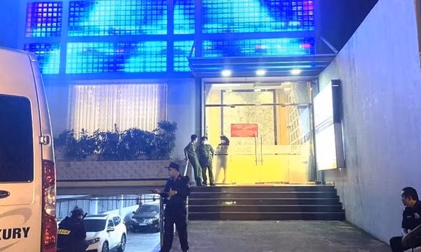 Tiếp viên nữ múa thoát y trong quán karaoke ở Bình Dương