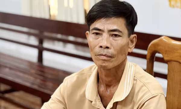Bênh vực mẹ, con trai bị cha đâm tử vong