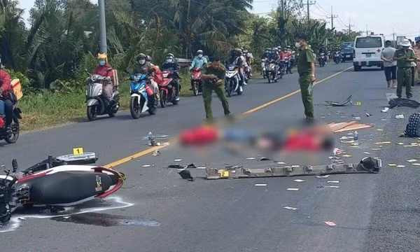 Xe máy va chạm ô tô trên đường Quản Lộ - Phụng Hiệp, 2 người tử vong