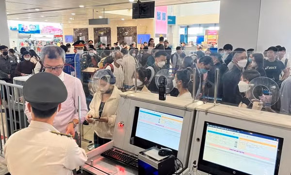 Sân bay Tân Sơn Nhất đạt kỷ lục khách trong ngày cuối nghỉ Tết Quý Mão