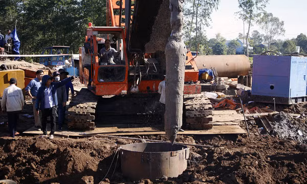 Giải cứu bé trai 10 tuổi: Đề nghị điều cẩu loại lớn vào kéo ống trụ bê tông