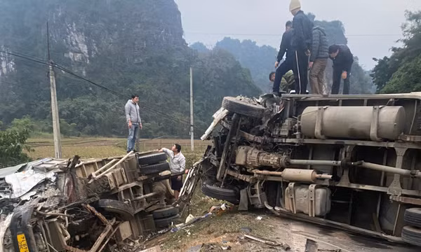 Va chạm ôtô trên Quốc lộ 6, 2 người bị thương