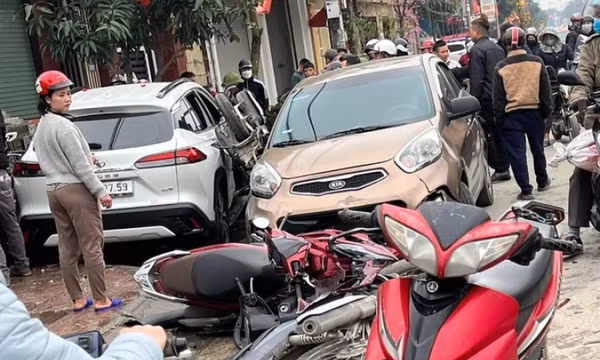 Ô tô mất lái, đâm liên hoàn 8 phương tiện