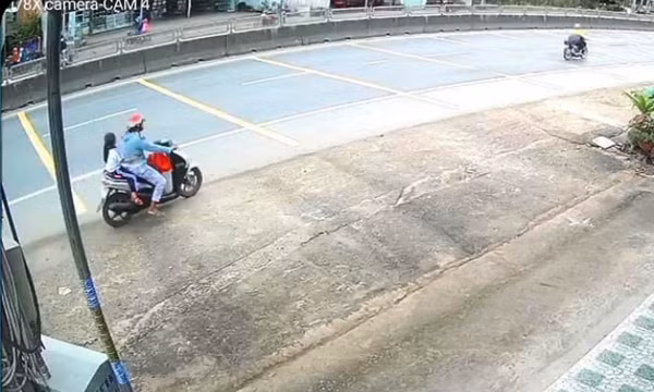 Bắt đối tượng dụ dỗ trẻ em trước cổng trường để cướp nữ trang