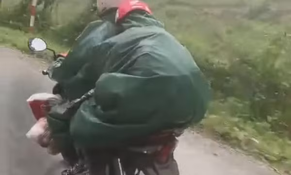 Xúc động hình ảnh cô giáo chở 2 con đến trường vùng cao trong mưa lạnh