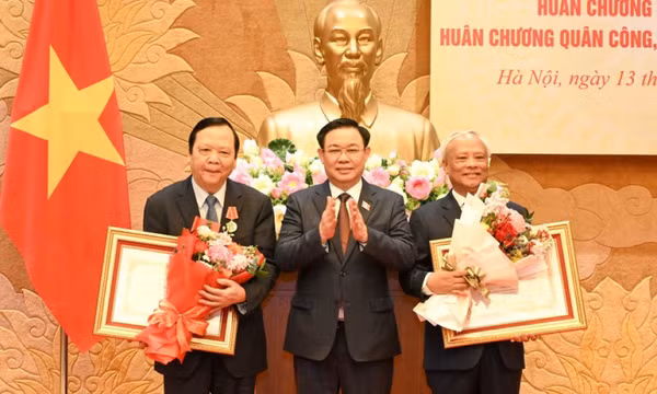 Chủ tịch Quốc hội trao Huân chương bậc cao tặng các đồng chí nguyên lãnh đạo Quốc hội