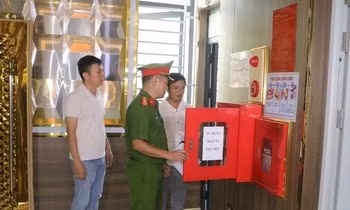 Tạm giữ hai đối tượng ném vỏ chai bia khiến hai chiến sỹ công an bị thương