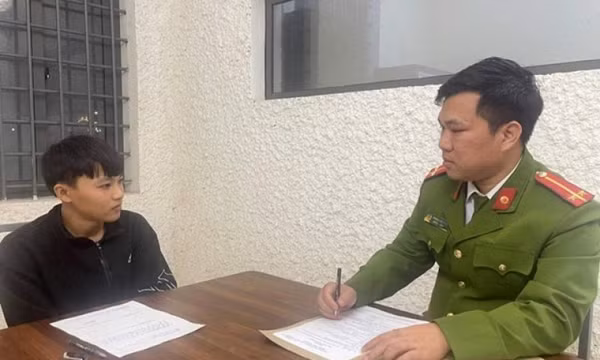 Quên khoá cửa xe, người phụ nữ bị kẻ gian lấy hết tài sản trong ô tô