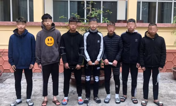 Tạm giữ nhóm học sinh dùng gậy sắt đánh người đi đường, đập phá xe máy