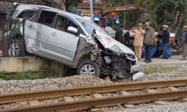 Ô tô con bị tàu hỏa tông, 5 người thoát chết trong gang tấc
