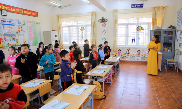 Học sinh vui tươi, phấn khởi trở lại trường sau nghỉ Tết 