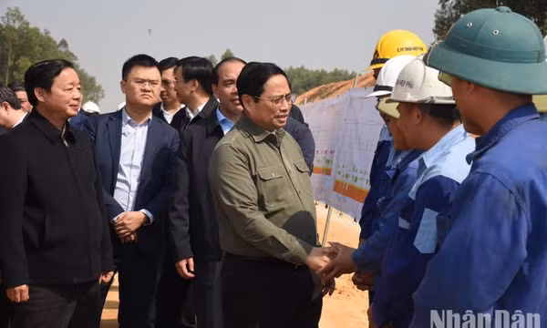 Thủ tướng Phạm Minh Chính thị sát, kiểm tra tuyến cao tốc Tuyên Quang-Phú Thọ