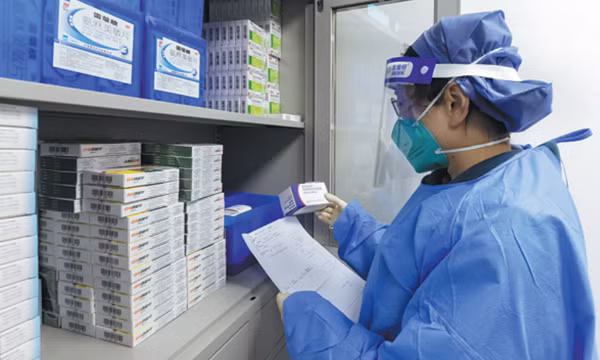 Trung Quốc cấp phép sử dụng 2 loại thuốc nội địa điều trị COVID-19